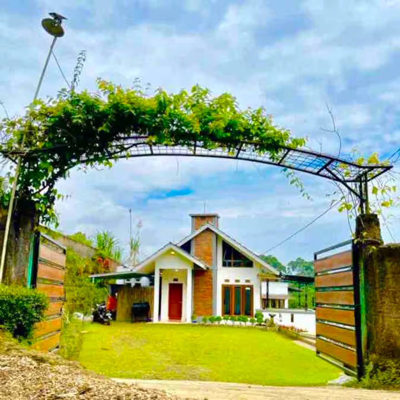 Bangunan Villa Kay Mountain bergaya chic dengan halaman luas