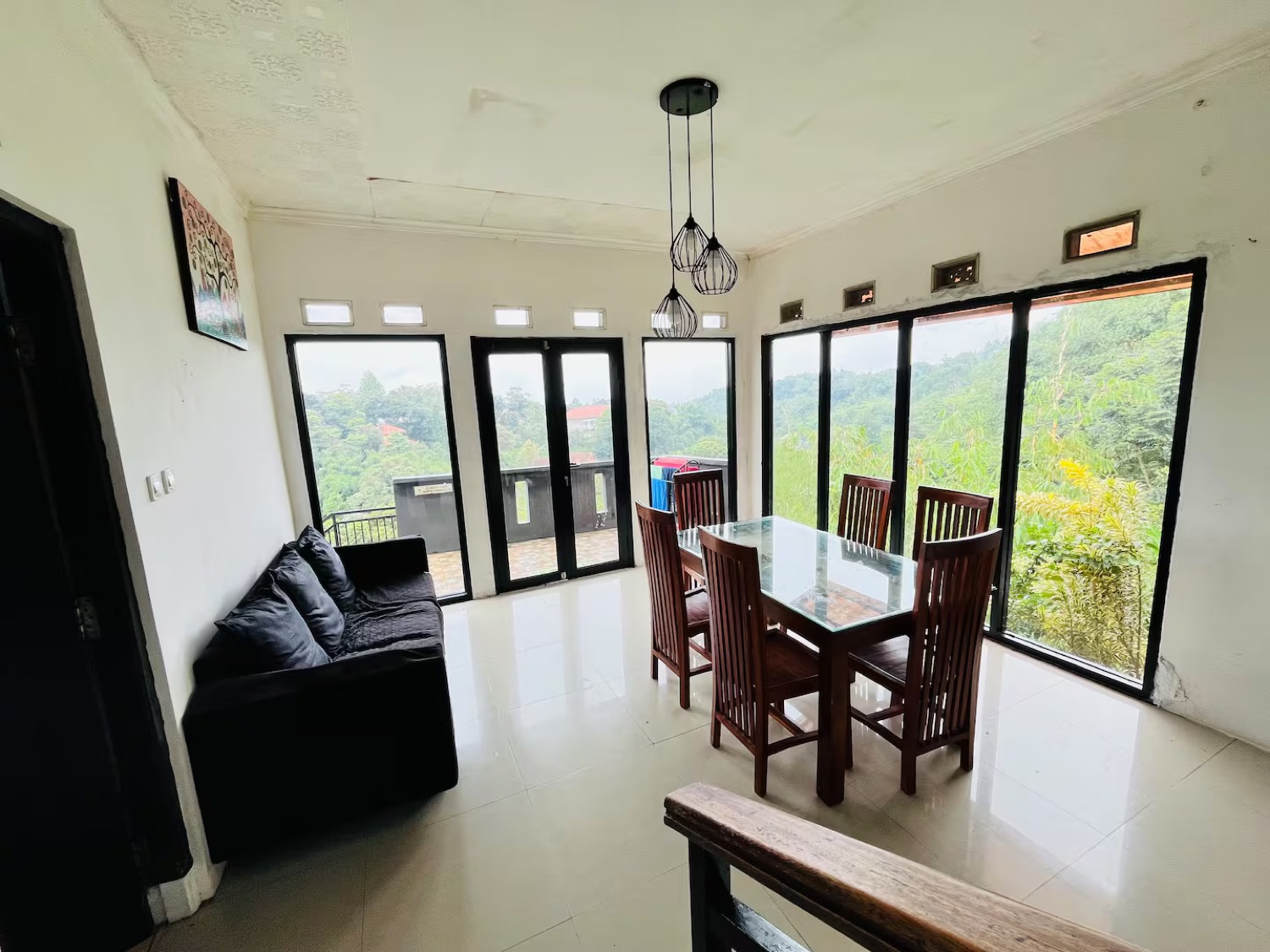 Ruang makan Villa Kay Mountain dengan jendela besar menghadap lembah