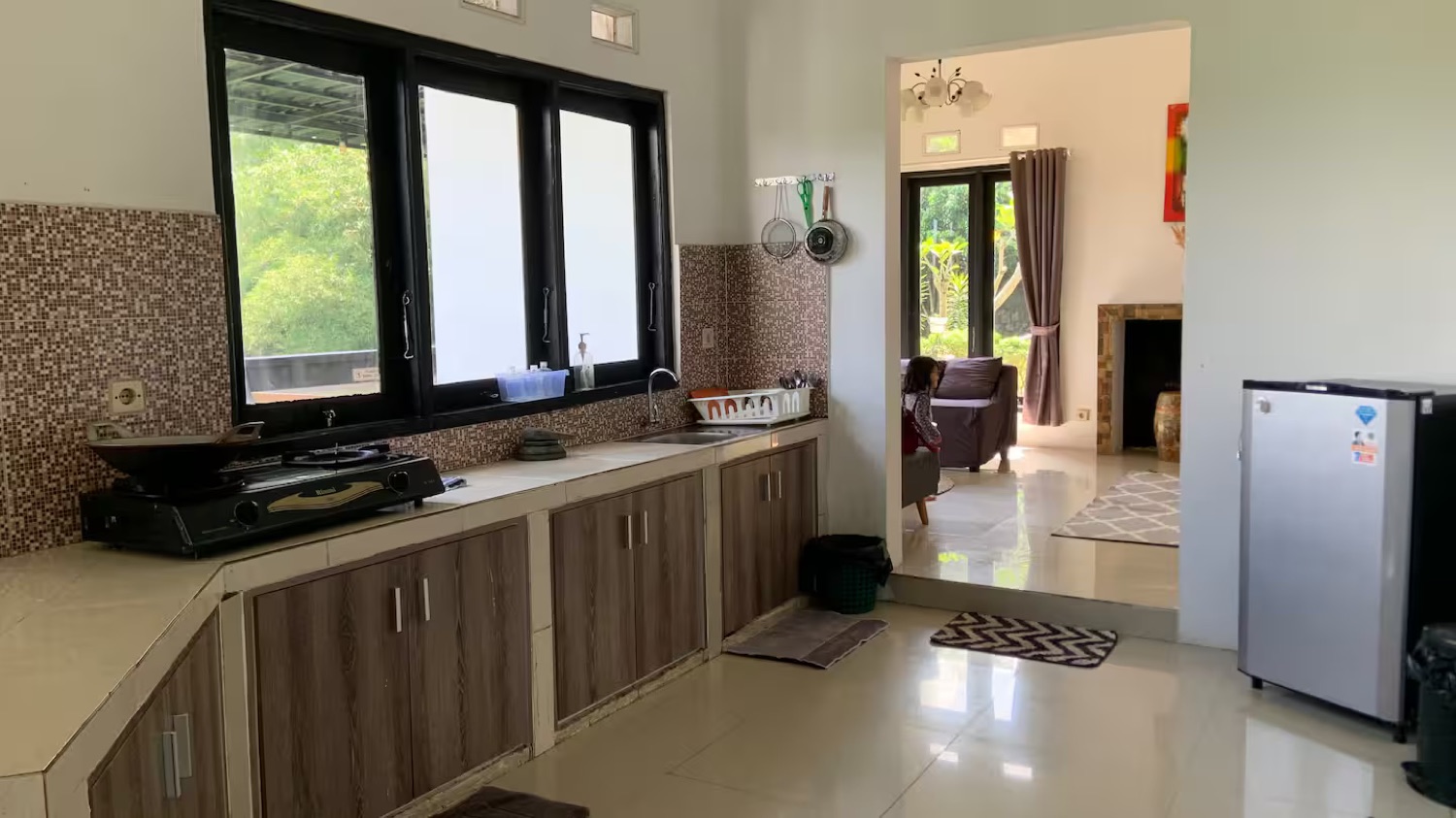 Dapur lengkap Villa Kay Mountain dengan kompor, kulkas, dan peralatan masak