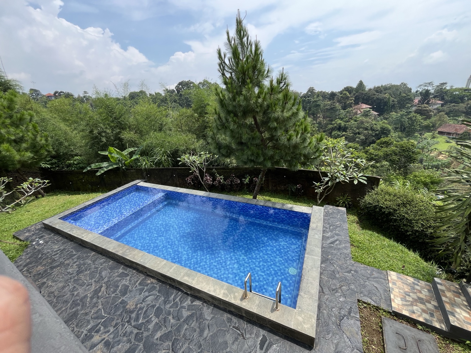 Kolam renang private Villa Kay Mountain dengan pemandangan lembah hijau